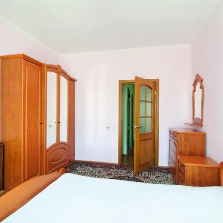 10 On Ploshad Pobedi Apartment